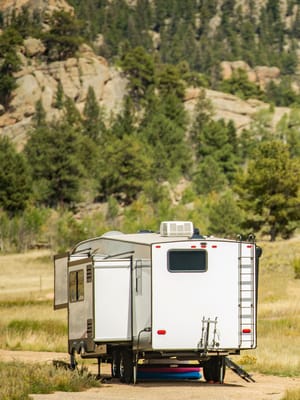 fifth-wheel-travel-trailer-road-trip-in-colorado-